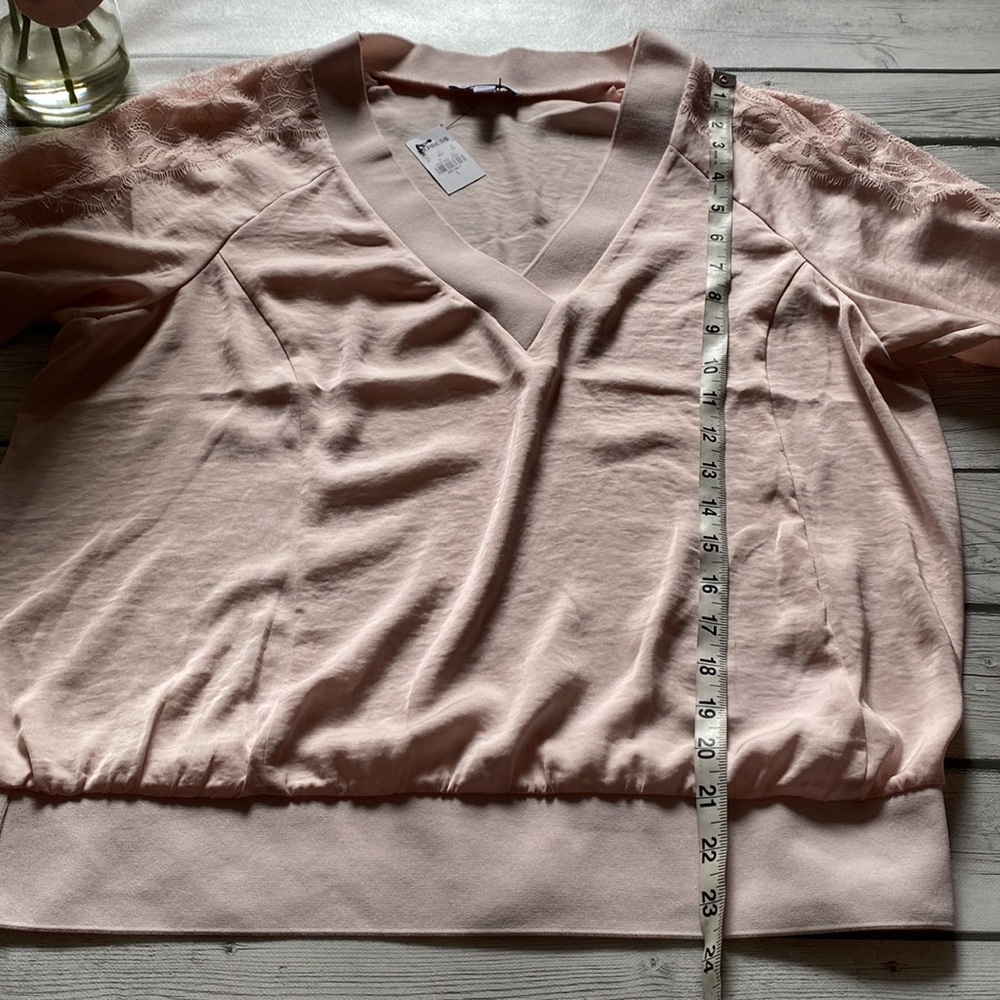 Express Lace Pieced V-Neck Popover in Pale Peony Size Large - Picture 9 of 9